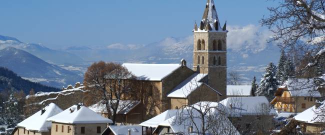 Les Orres village église sous la neige